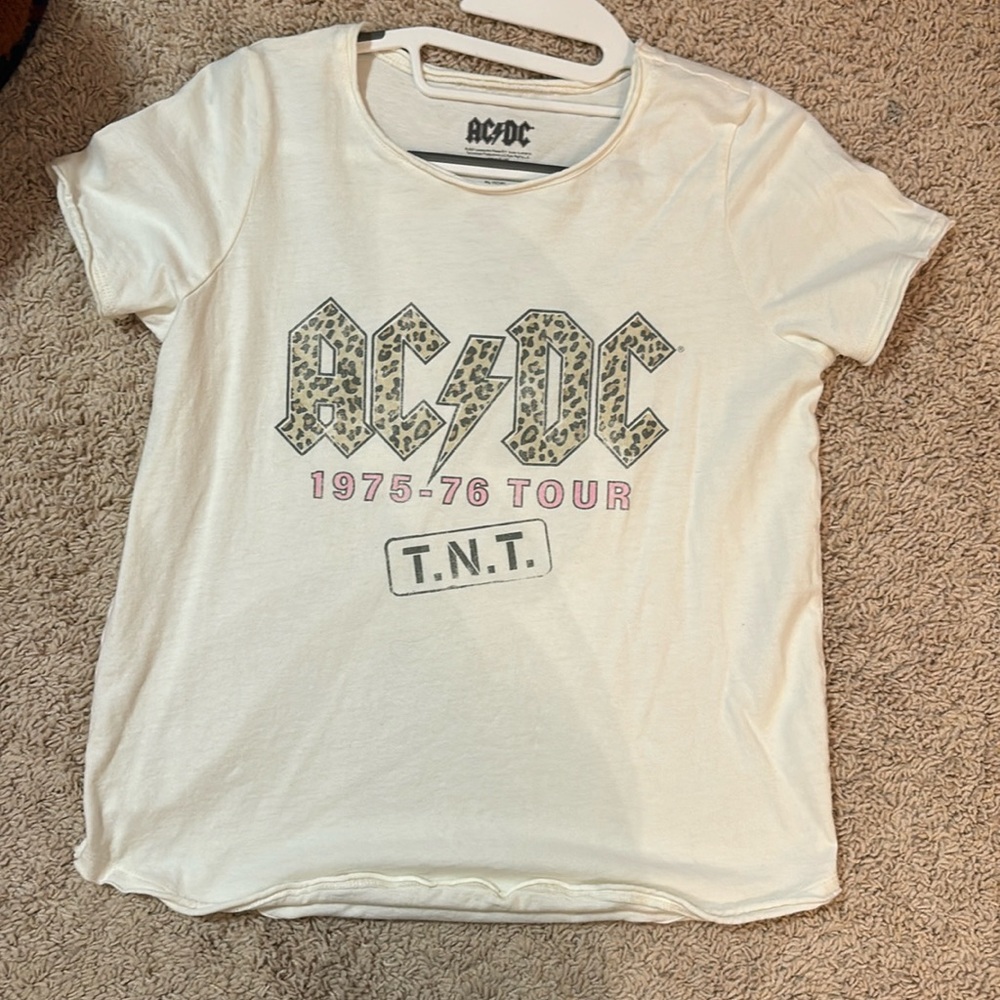 Super cute AC⚡️DC t-shirt!!